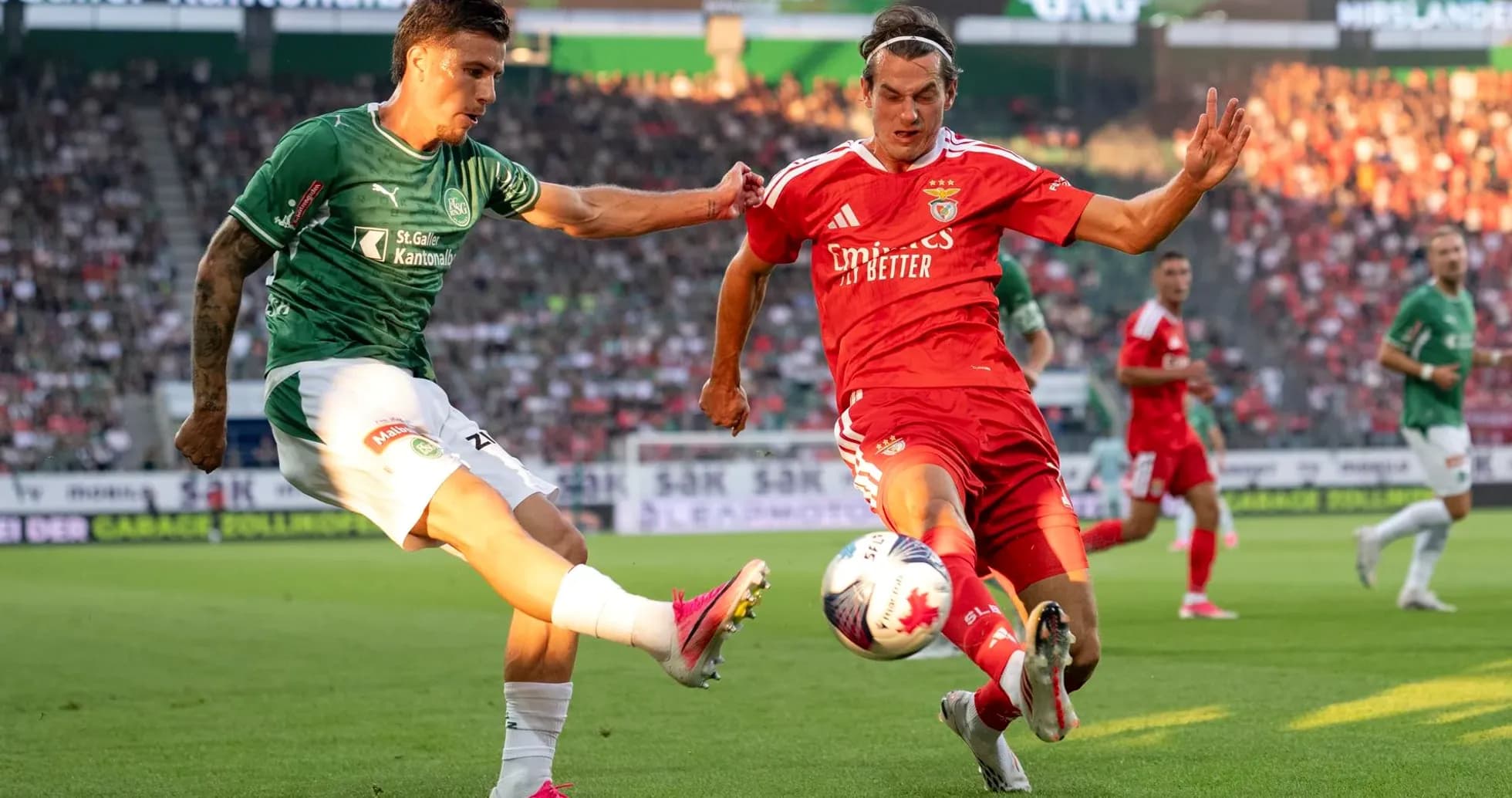 Jugador de Benfica en acción durante el partido Jugador de Benfica en acción durante el partido