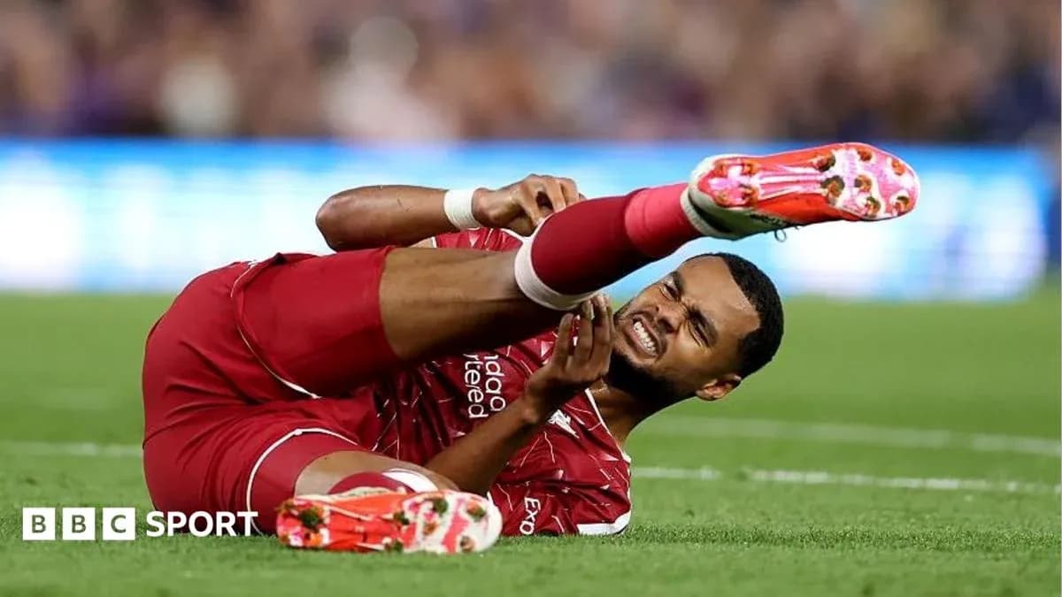 Jugador de Liverpool lesionado en el campo de juego Jugador de Liverpool lesionado en el campo de juego