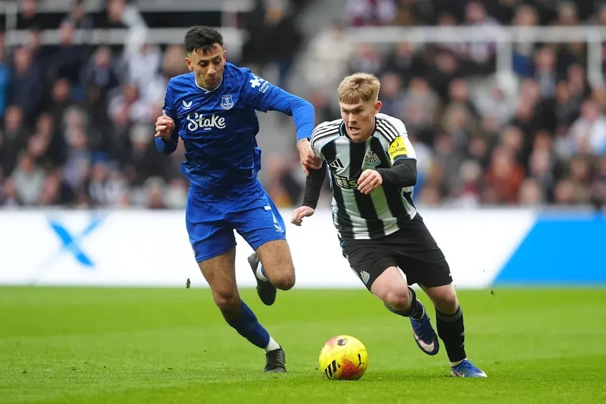 Jugadores de Newcastle y Everton compitiendo por el balón Jugadores de Newcastle y Everton compitiendo por el balón