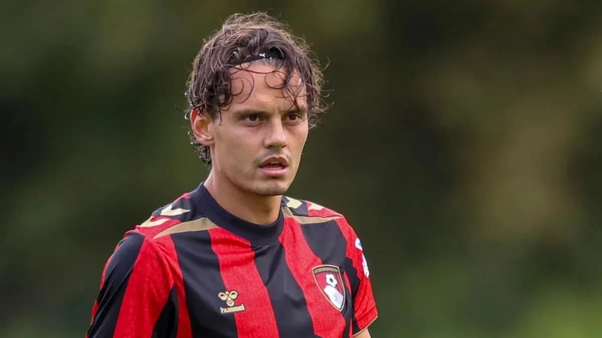 Jugador de fútbol con camiseta roja y negra Jugador de fútbol con camiseta roja y negra