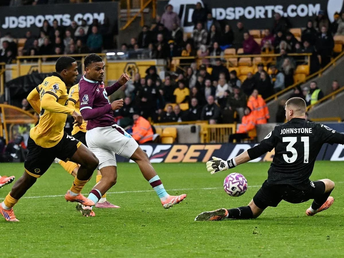 Jugador de Burnley disparando a puerta Jugador de Burnley disparando a puerta