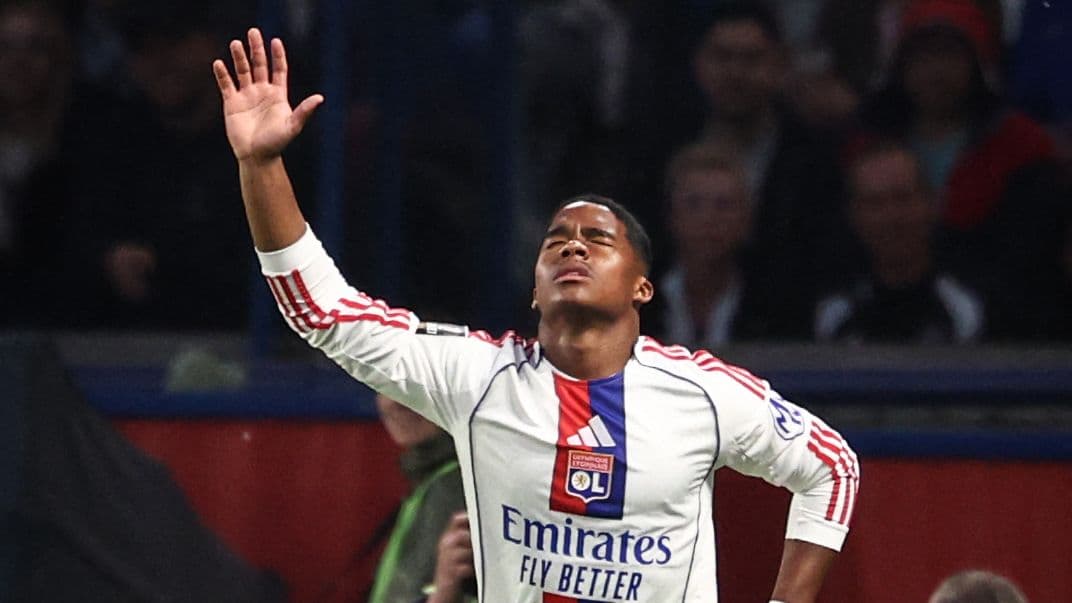 Jugador de Lyon levantando la mano en el campo Jugador de Lyon levantando la mano en el campo