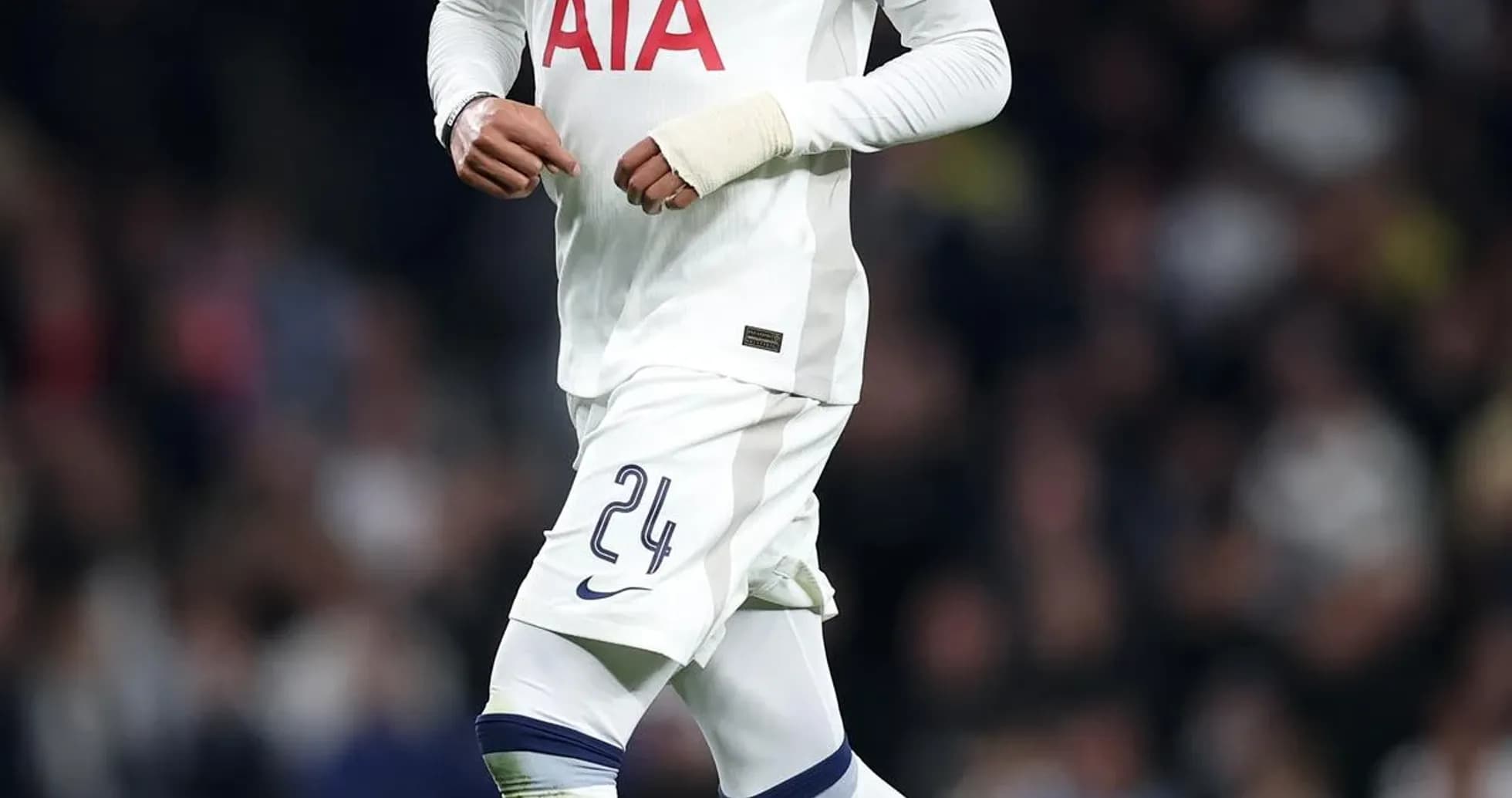 Jugador de Tottenham corriendo con balón durante partido Jugador de Tottenham corriendo con balón durante partido