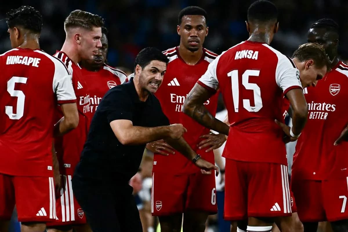 Entrenador de Arsenal dando instrucciones a jugadores Entrenador de Arsenal dando instrucciones a jugadores