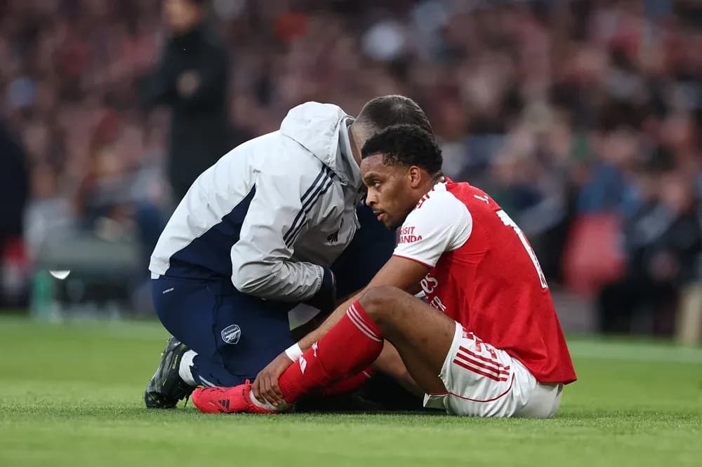 Jugador de Arsenal siendo atendido por el personal médico Jugador de Arsenal siendo atendido por el personal médico