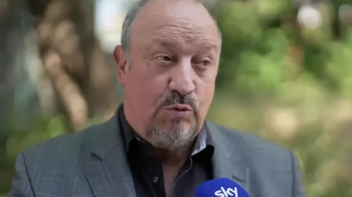 Hombre hablando durante una entrevista al aire libre Hombre hablando durante una entrevista al aire libre