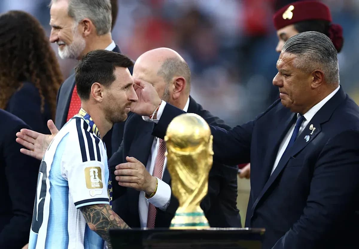 Lionel Messi recibiendo el trofeo de la Copa del Mundo Lionel Messi recibiendo el trofeo de la Copa del Mundo