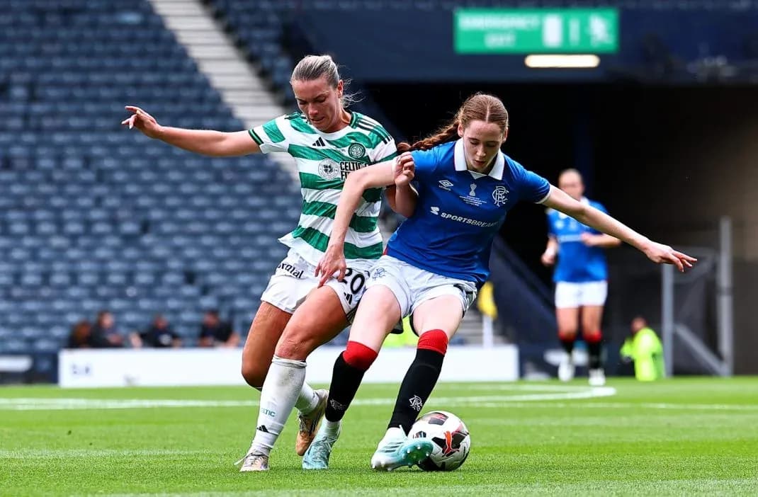 Jugadoras de Celtic y Rangers luchando por el balón Jugadoras de Celtic y Rangers luchando por el balón