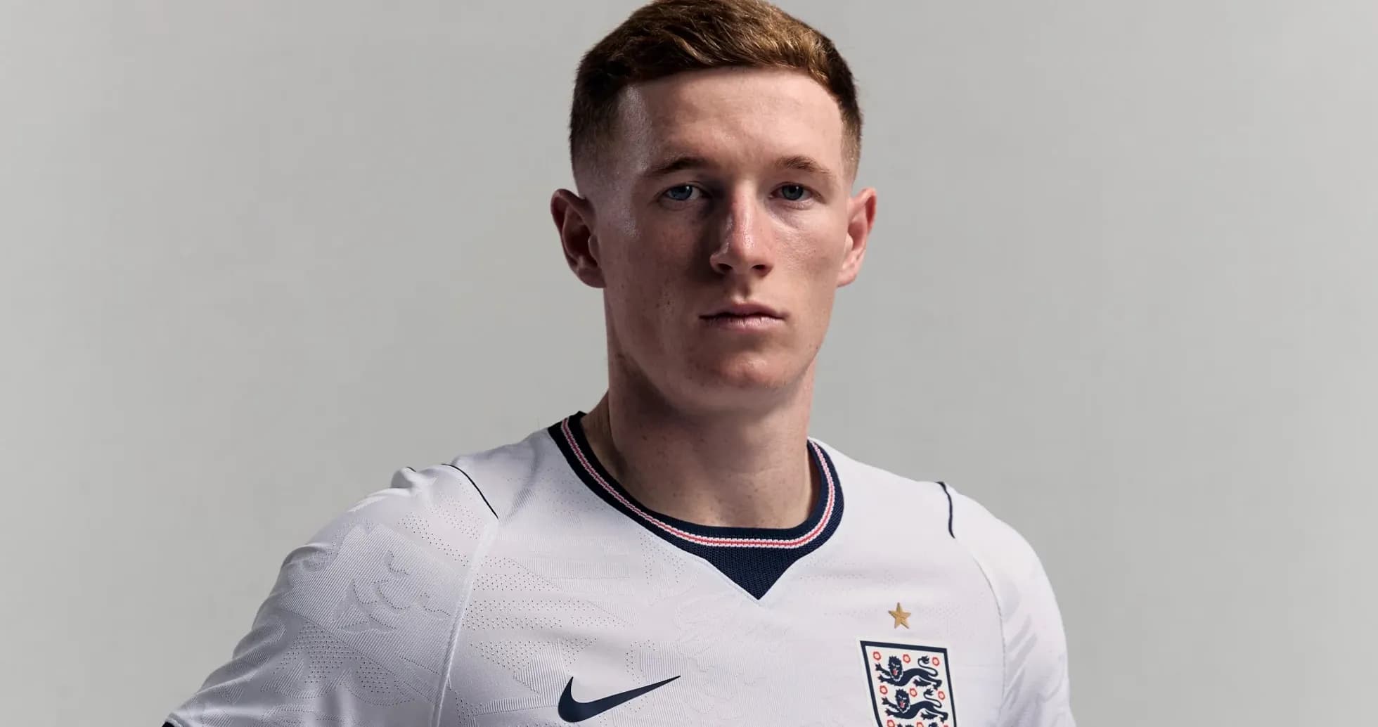 Jugador de Inglaterra posando con camiseta blanca Jugador de Inglaterra posando con camiseta blanca
