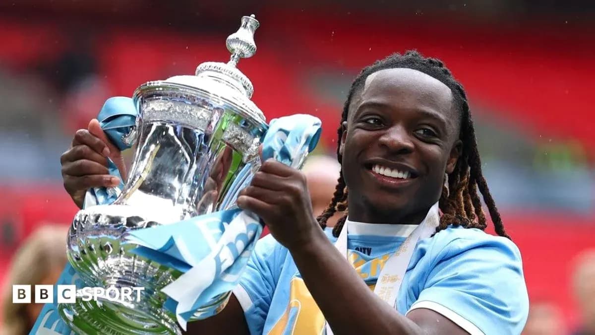 Jugador sosteniendo trofeo en celebración Jugador sosteniendo trofeo en celebración