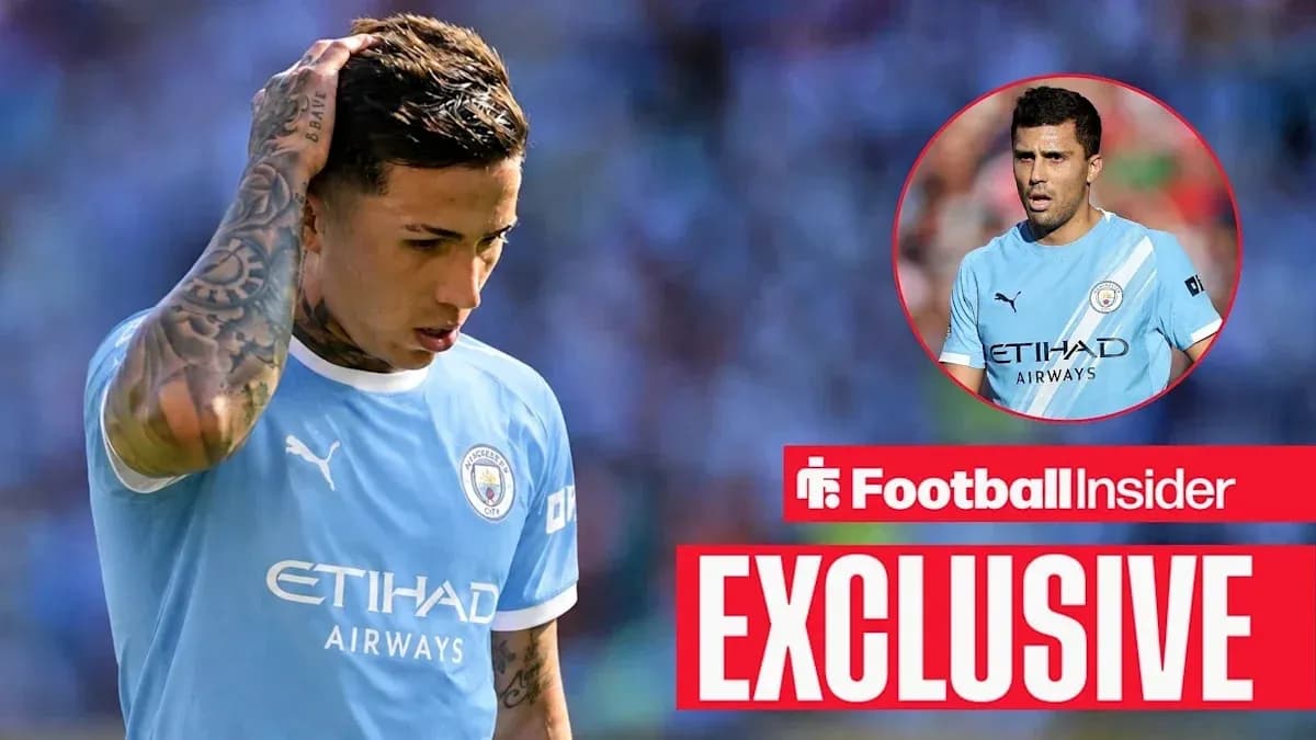 Jugador de Manchester City con camiseta azul en el campo Jugador de Manchester City con camiseta azul en el campo