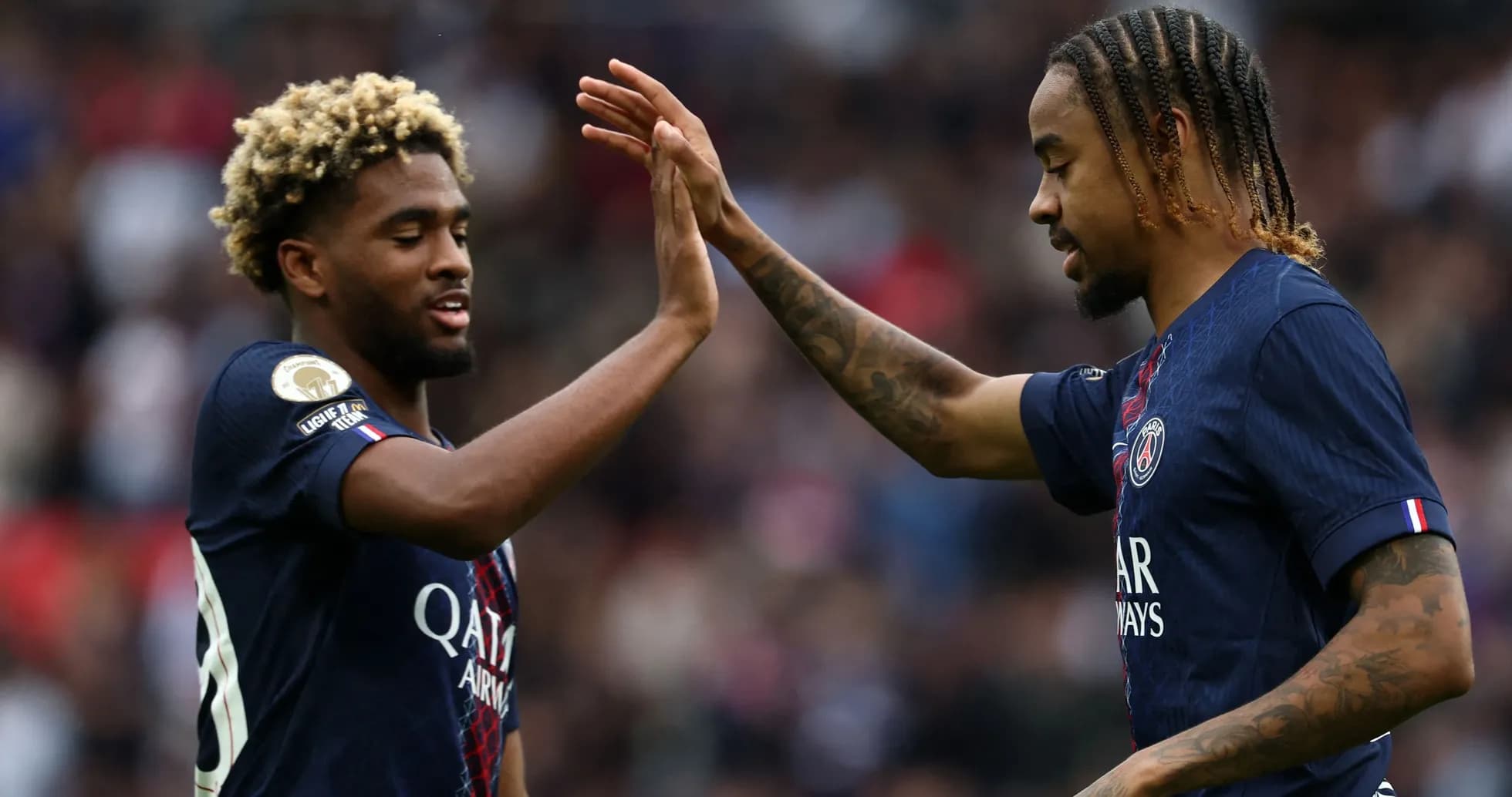 Jugadores de PSG celebrando un buen momento en el partido Jugadores de PSG celebrando un buen momento en el partido