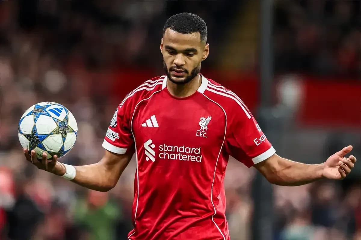 Jugador de Liverpool sosteniendo un balón de fútbol Jugador de Liverpool sosteniendo un balón de fútbol