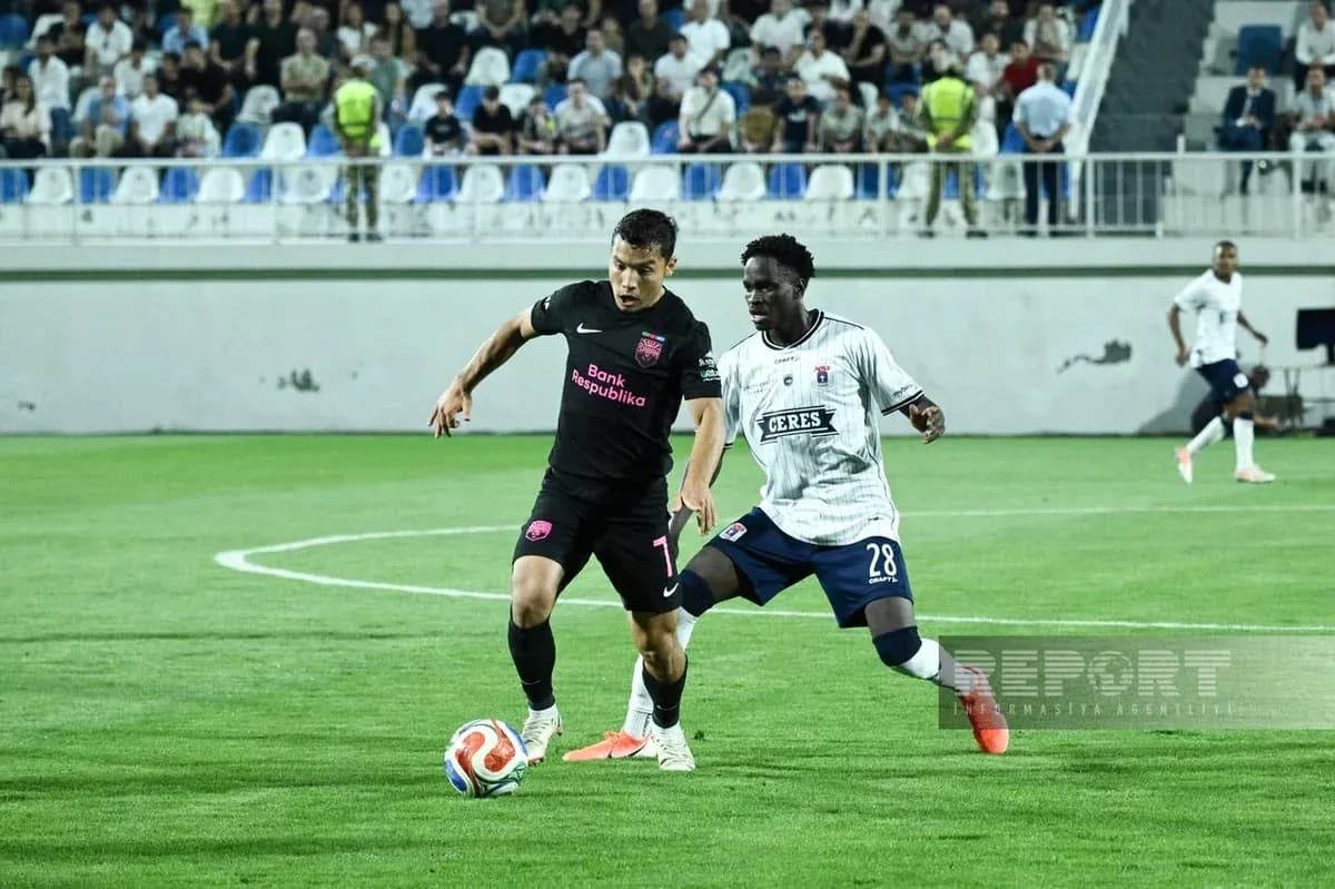 Jugador de Sabah FA driblando a Aarhus Jugador de Sabah FA driblando a Aarhus