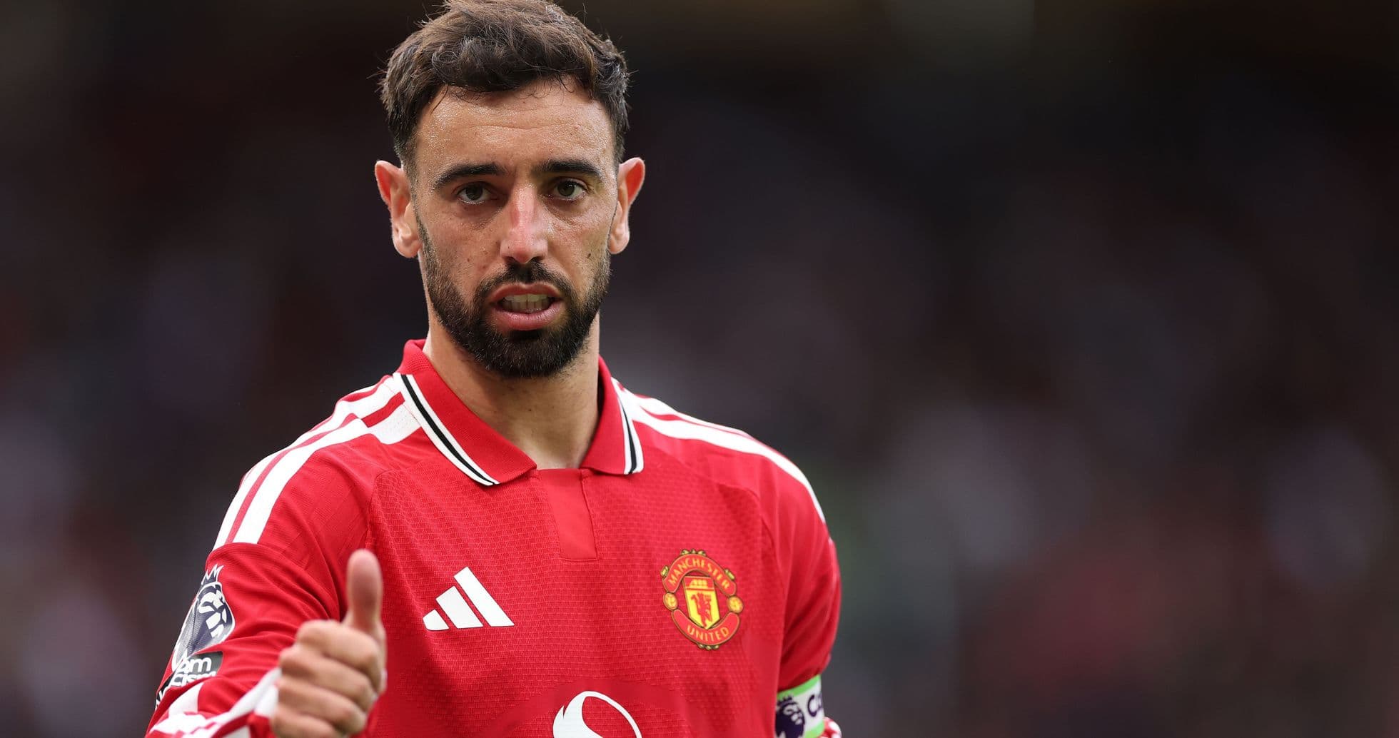 Bruno Fernandes con camiseta de Manchester United haciendo un gesto Bruno Fernandes con camiseta de Manchester United haciendo un gesto