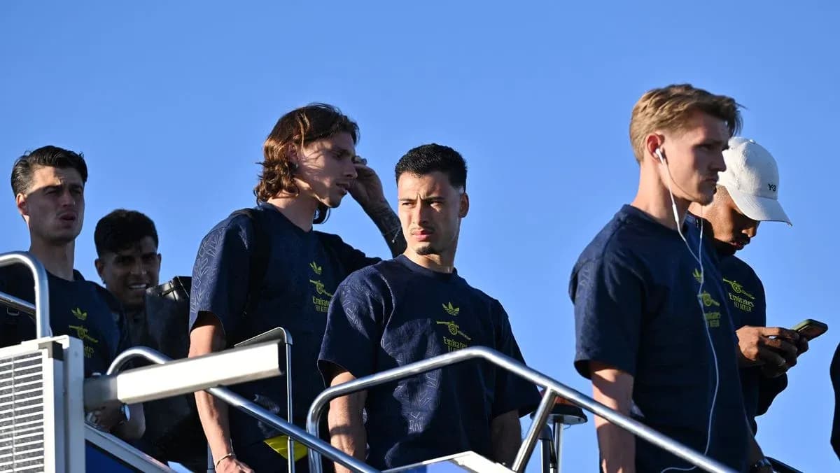 Jugadores descendiendo de un autobús en entrenamiento Jugadores descendiendo de un autobús en entrenamiento