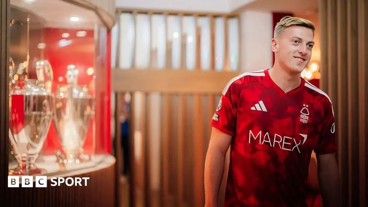 Jugador de Nottingham Forest con trofeos en fondo Jugador de Nottingham Forest con trofeos en fondo