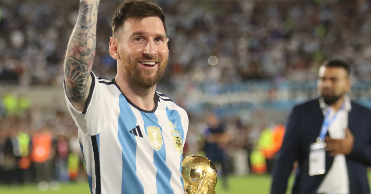 Jugador levantando el trofeo de la Copa del Mundo Jugador levantando el trofeo de la Copa del Mundo