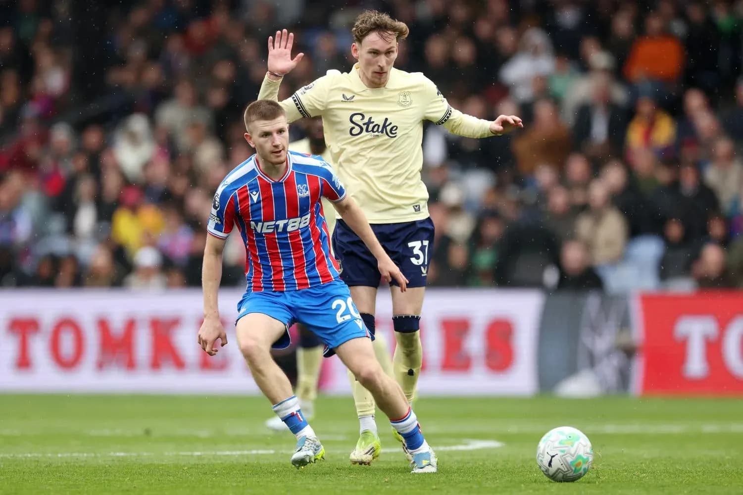 Jugadores de Crystal Palace y Everton en acción Jugadores de Crystal Palace y Everton en acción