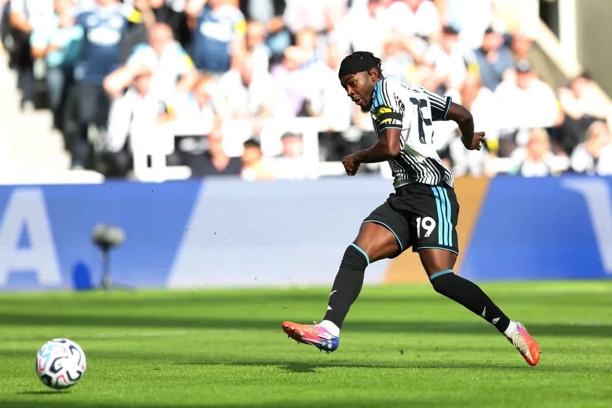 Jugador de Newcastle United disparando hacia la portería Jugador de Newcastle United disparando hacia la portería