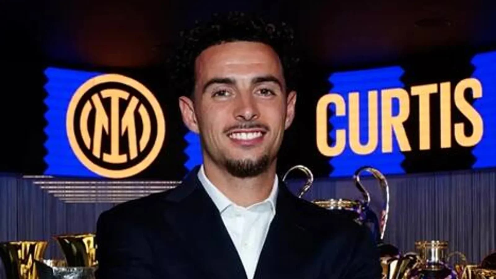 Jugador de Inter de Milán con trofeos de fondo Jugador de Inter de Milán con trofeos de fondo