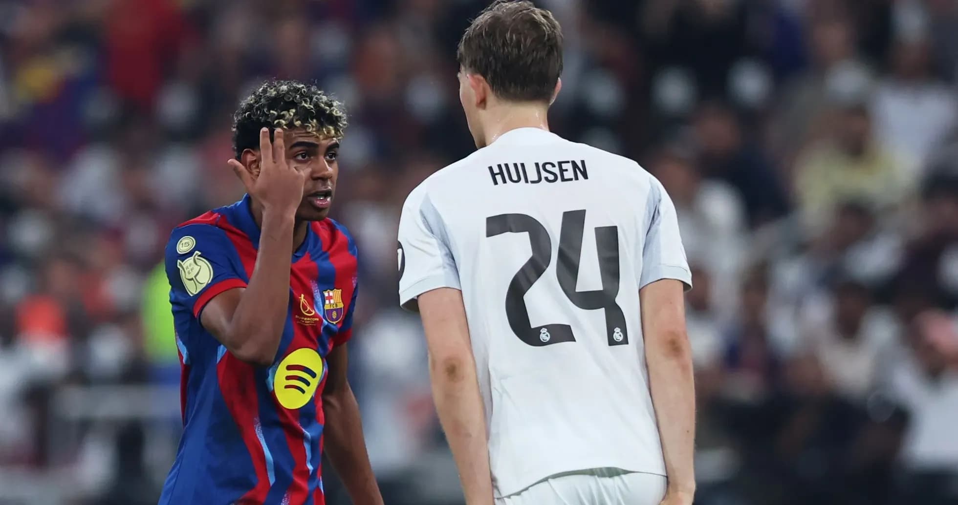 Jugador de Barcelona hablando con adversario de Real Madrid Jugador de Barcelona hablando con adversario de Real Madrid