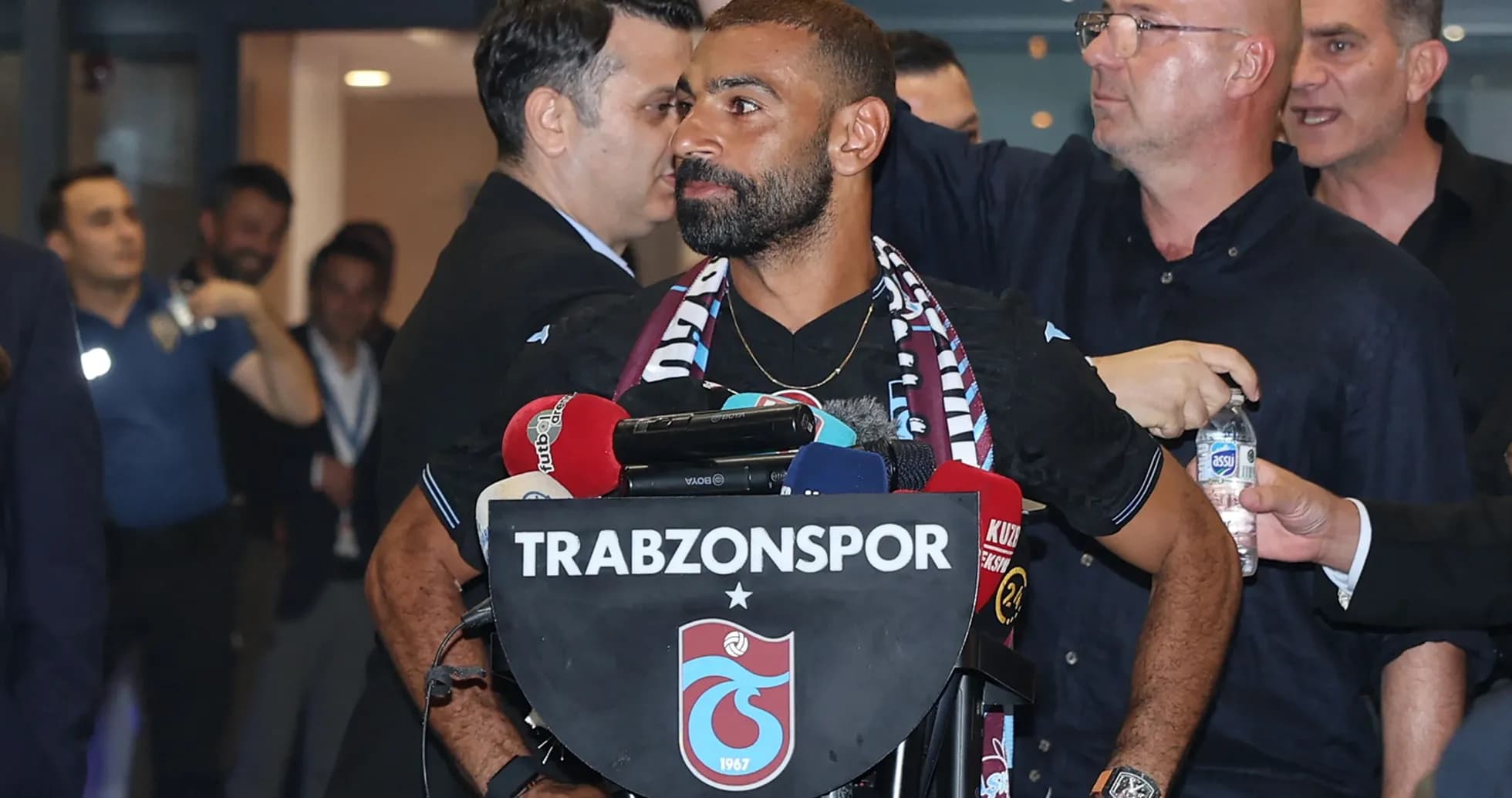 Jugador en conferencia de prensa de Trabzonspor Jugador en conferencia de prensa de Trabzonspor