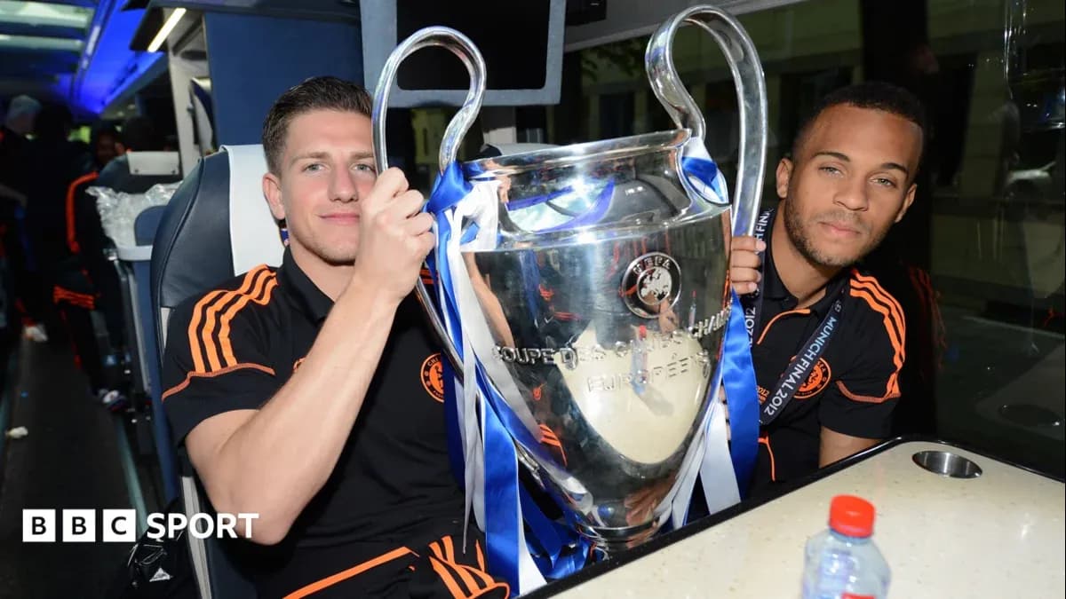 Jugadores de Chelsea sosteniendo la Copa de Europa Jugadores de Chelsea sosteniendo la Copa de Europa