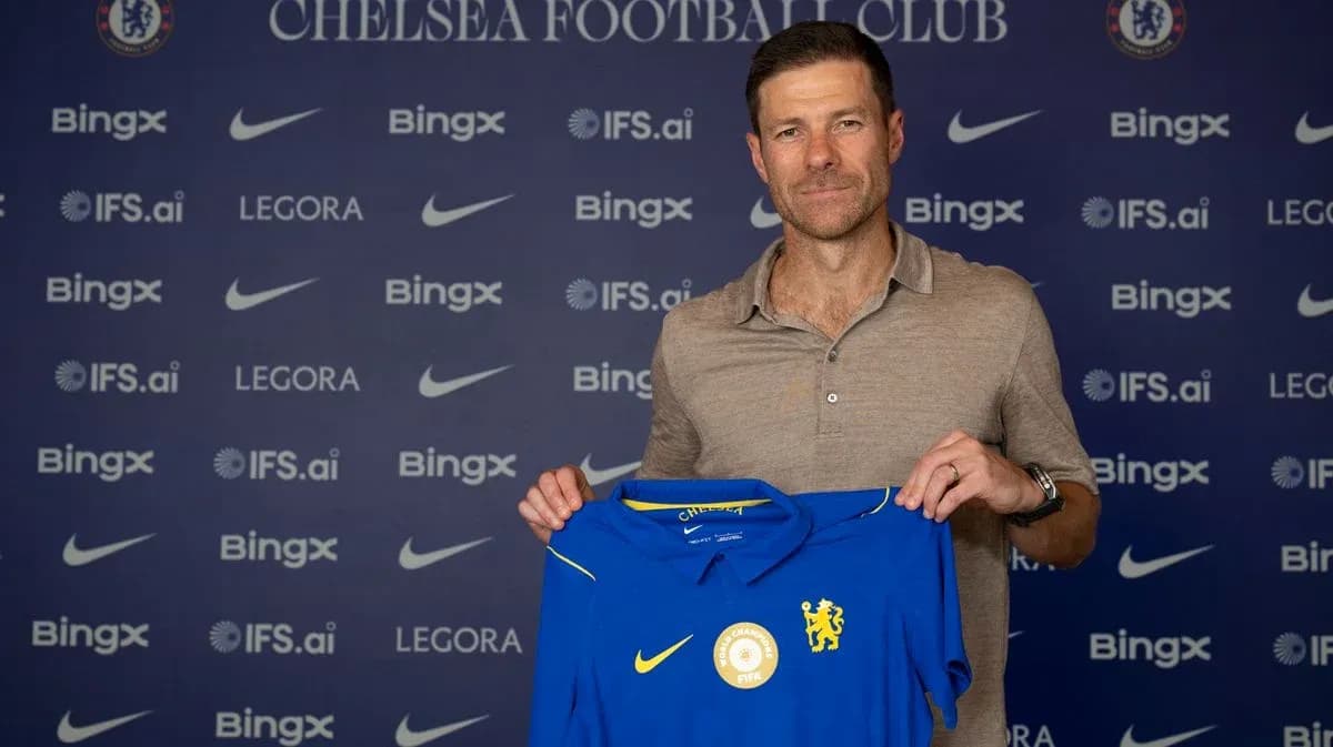 Nuevo entrenador sosteniendo camiseta del Chelsea FC Nuevo entrenador sosteniendo camiseta del Chelsea FC