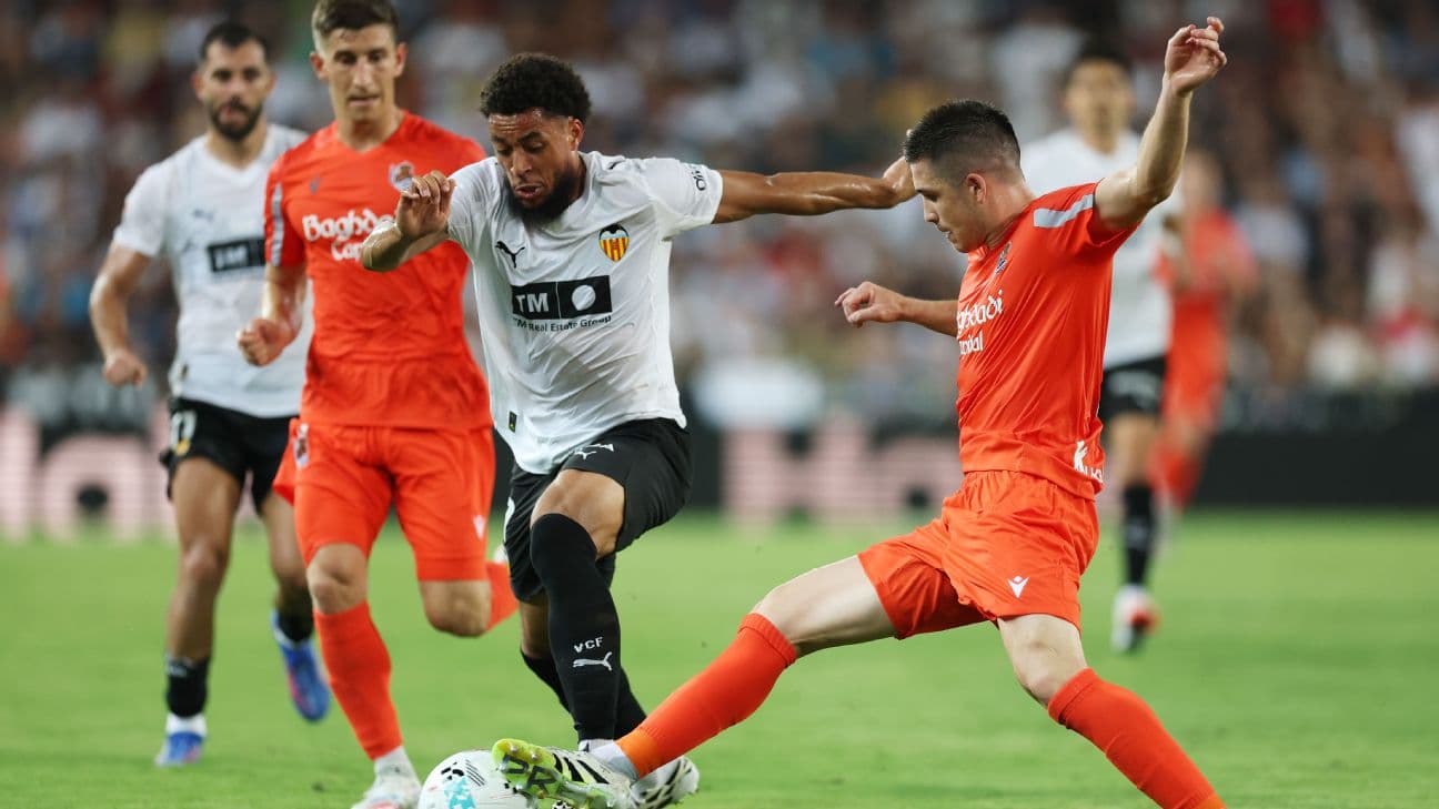 Jugadores de Real Sociedad y Valencia en acción Jugadores de Real Sociedad y Valencia en acción