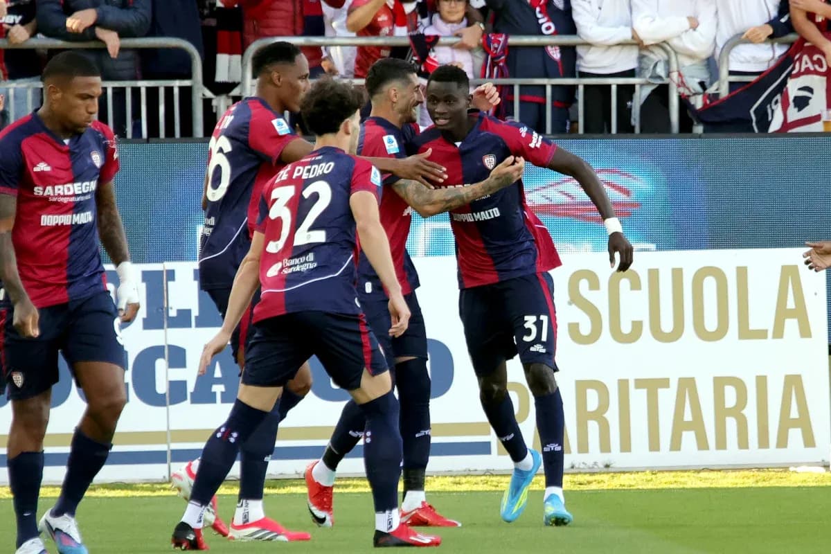 Celebración de jugadores de Cagliari en el partido Celebración de jugadores de Cagliari en el partido