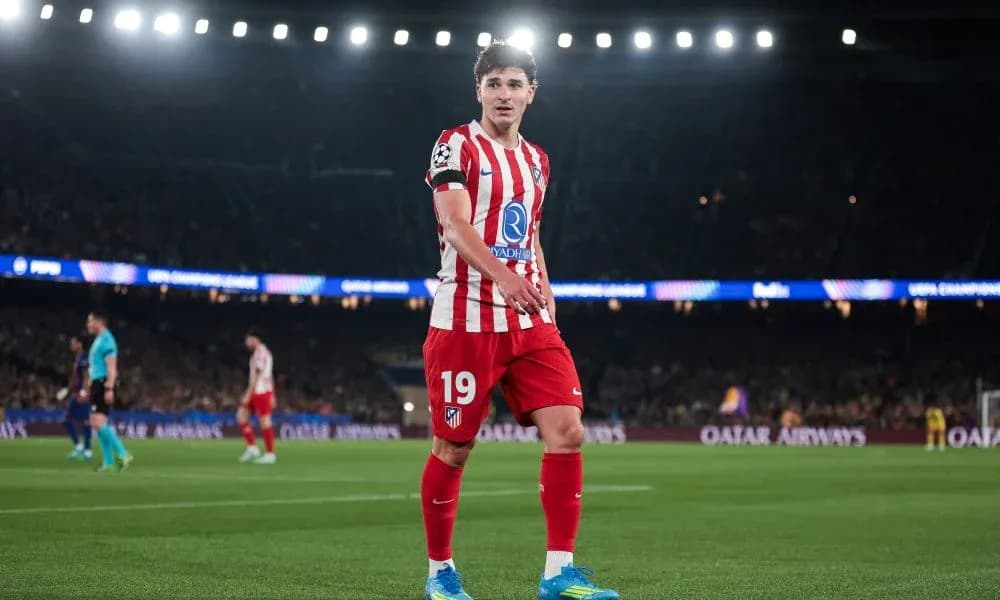 Jugador de Atlético de Madrid en partido de Champions Jugador de Atlético de Madrid en partido de Champions