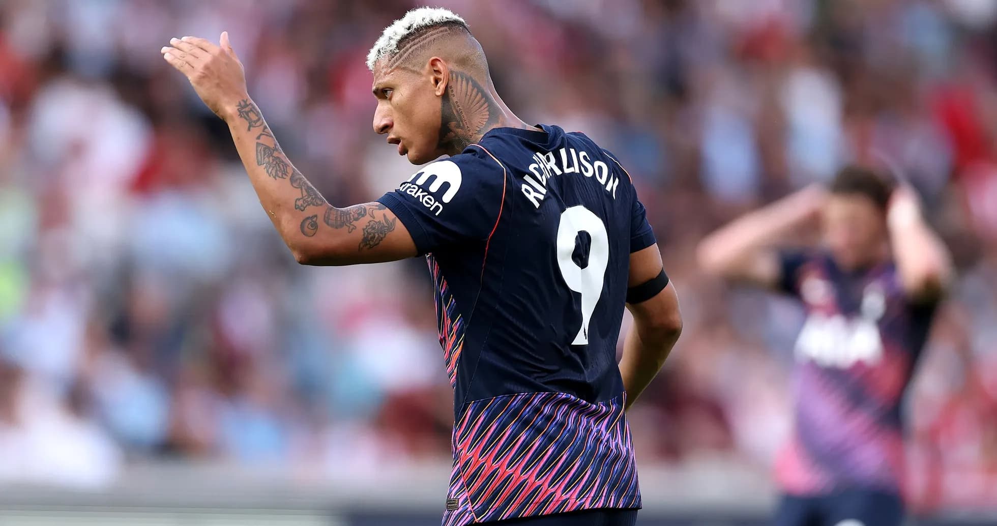 Richarlison señalando durante un partido de fútbol Richarlison señalando durante un partido de fútbol