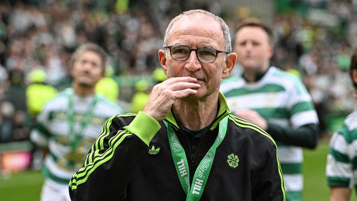 Entrenador con medalla en el campo de juego Entrenador con medalla en el campo de juego