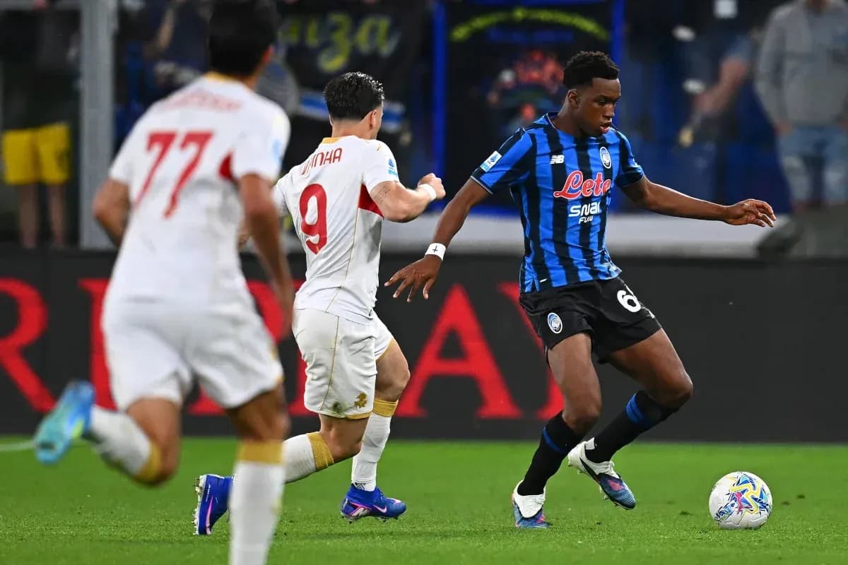 Jugador de Atalanta driblando durante partido contra Roma Jugador de Atalanta driblando durante partido contra Roma