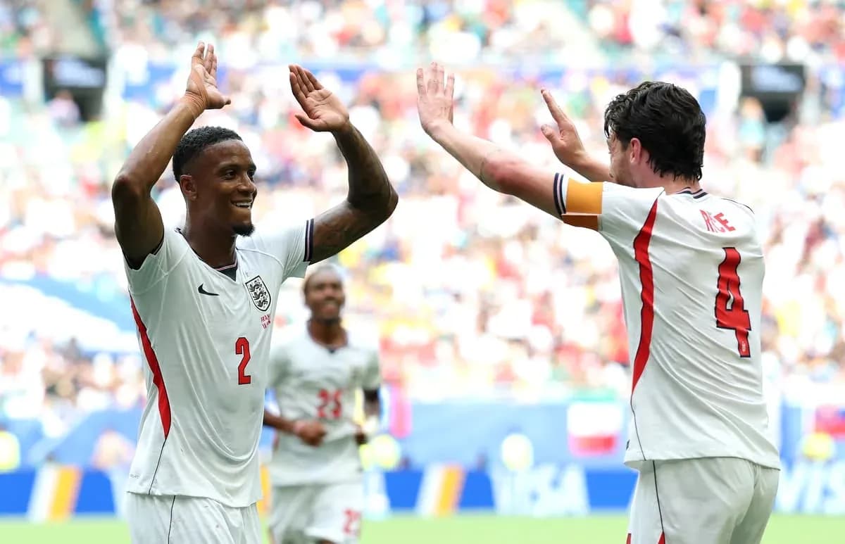 Jugadores de Inglaterra celebrando en el campo Jugadores de Inglaterra celebrando en el campo