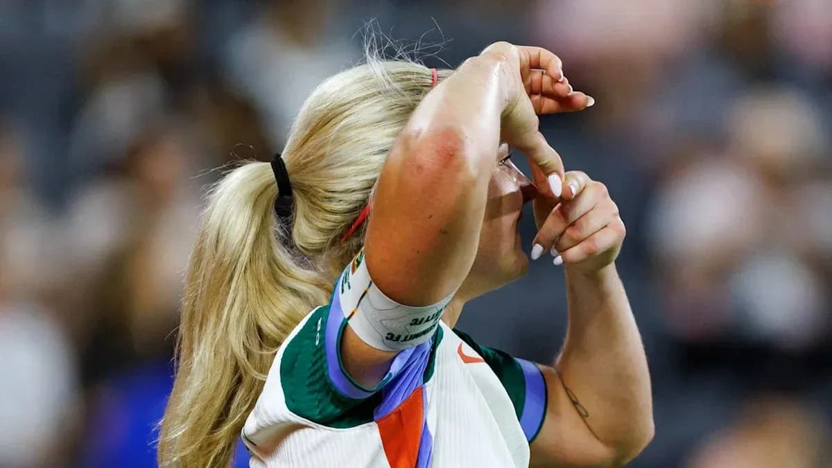 Jugadora de tenis ajustando su cabello durante el partido Jugadora de tenis ajustando su cabello durante el partido