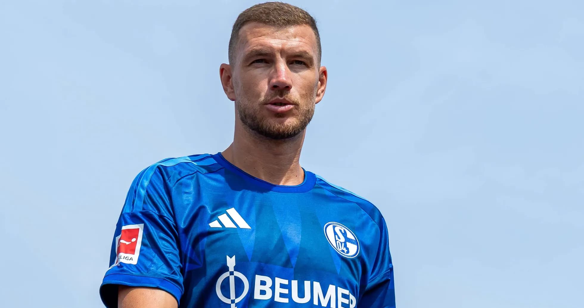 Jugador con camiseta azul del Schalke 04 posando Jugador con camiseta azul del Schalke 04 posando
