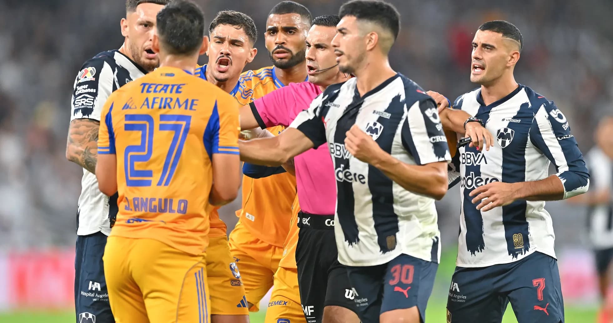 Jugadores de Monterrey y Tigres discutiendo durante el partido Jugadores de Monterrey y Tigres discutiendo durante el partido