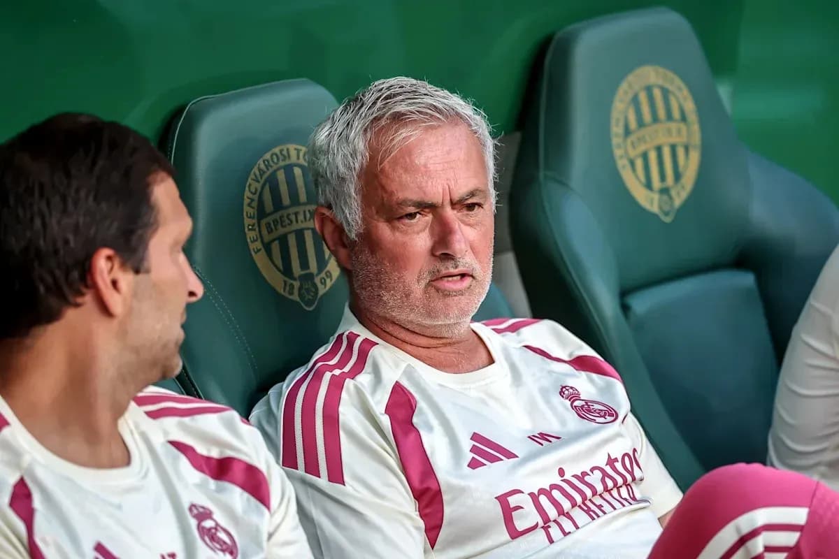 Entrenador y jugador sentados en el banquillo Entrenador y jugador sentados en el banquillo