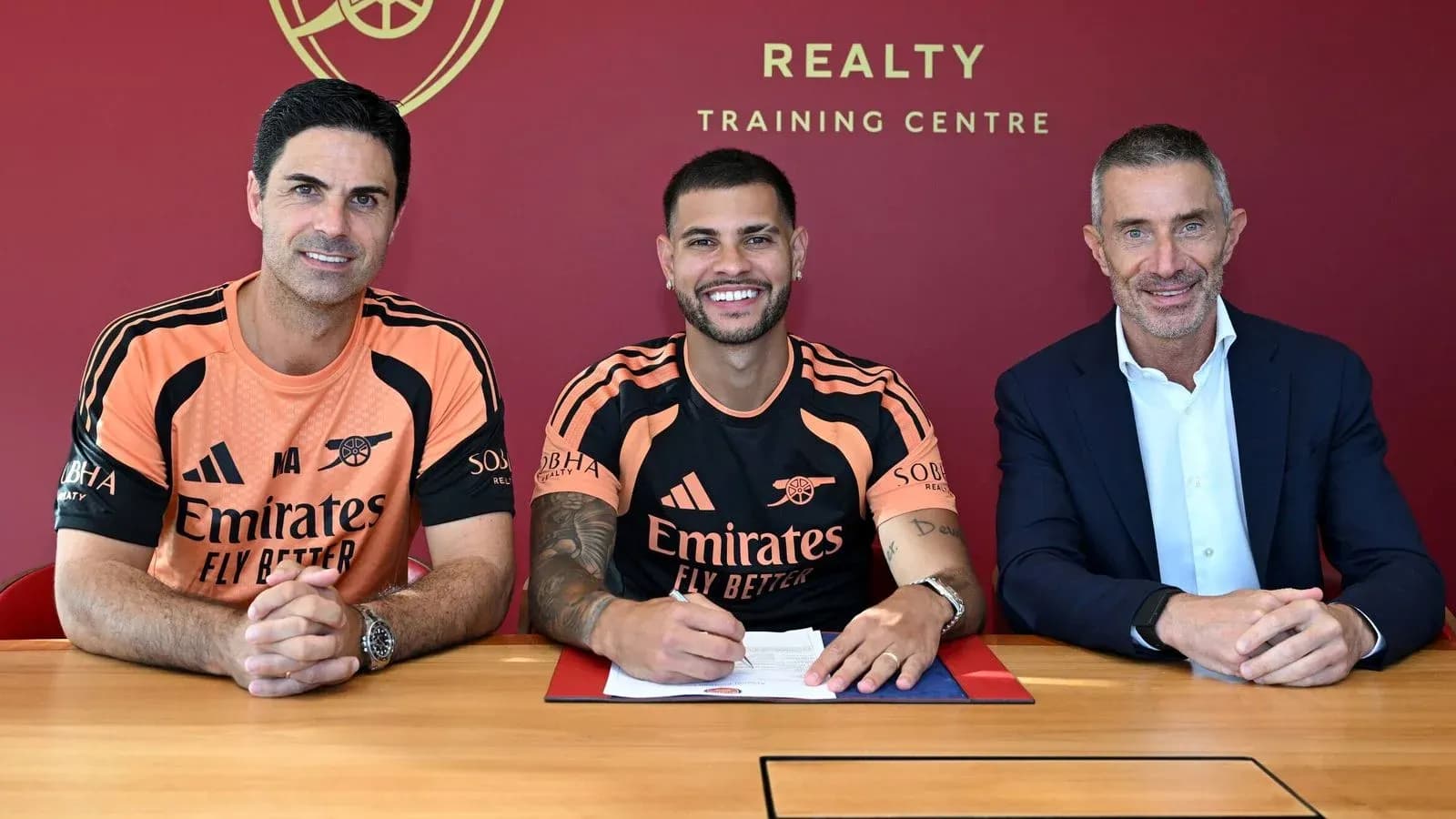 Jugador firmando contrato con el club Arsenal Jugador firmando contrato con el club Arsenal