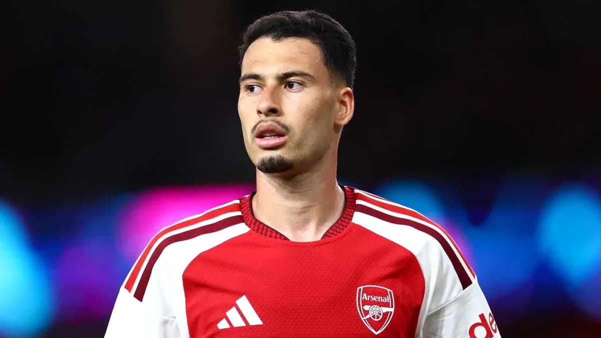 Jugador de Arsenal en uniforme mirando hacia un lado Jugador de Arsenal en uniforme mirando hacia un lado