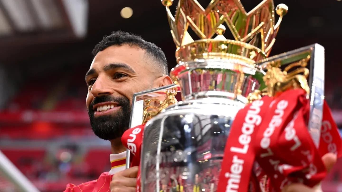 Jugador sosteniendo el trofeo de la Premier League Jugador sosteniendo el trofeo de la Premier League