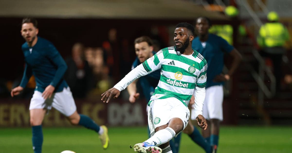 Jugador de Celtic despejando el balón en el partido Jugador de Celtic despejando el balón en el partido