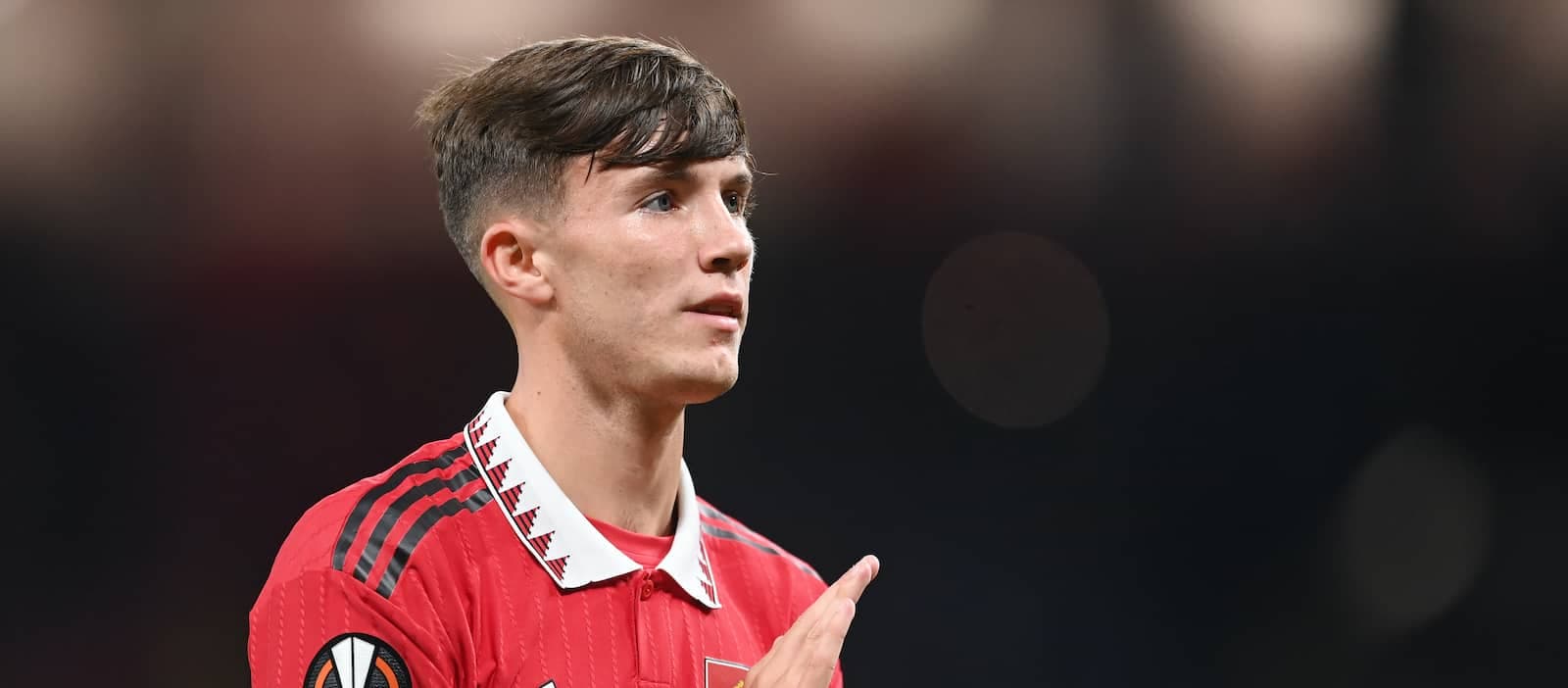 Jugador saludando con camiseta de Manchester United Jugador saludando con camiseta de Manchester United