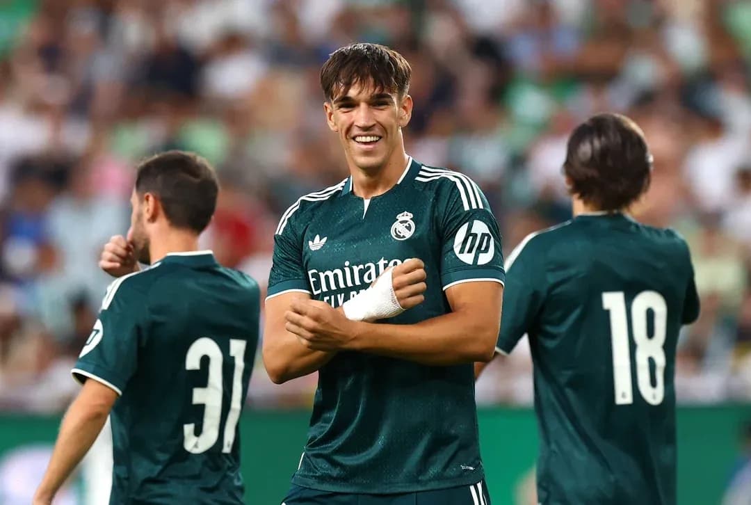 Jugadores del Real Madrid en el campo durante un partido Jugadores del Real Madrid en el campo durante un partido