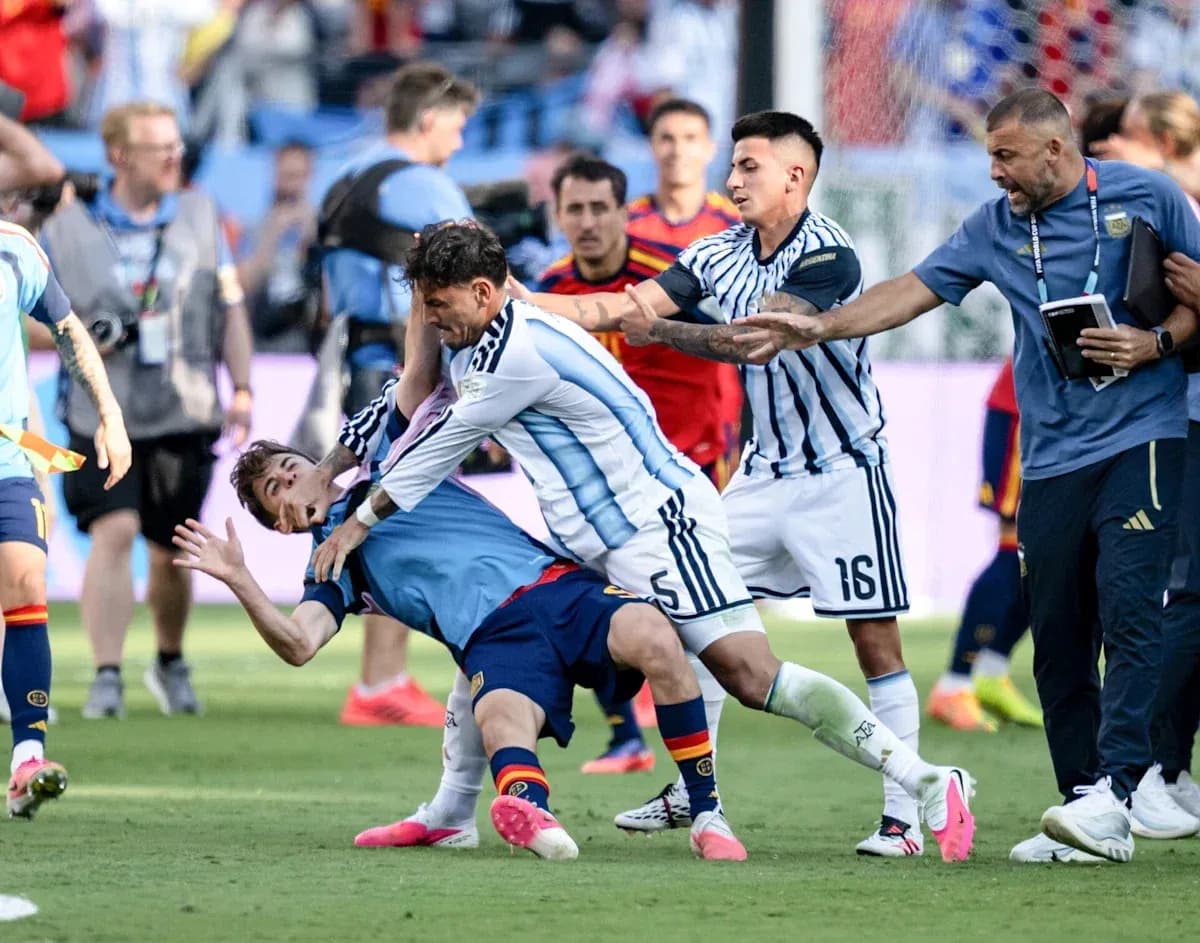 Jugadores de Argentina y España en pelea durante partido Jugadores de Argentina y España en pelea durante partido
