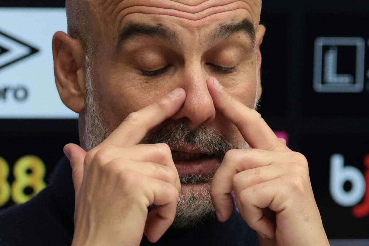 Entrenador gesticulando durante una conferencia de prensa Entrenador gesticulando durante una conferencia de prensa