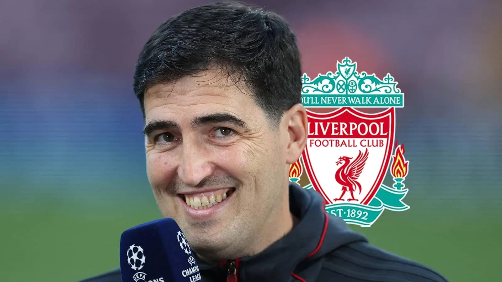 Hombre sonriendo con micrófono y escudo de Liverpool Hombre sonriendo con micrófono y escudo de Liverpool