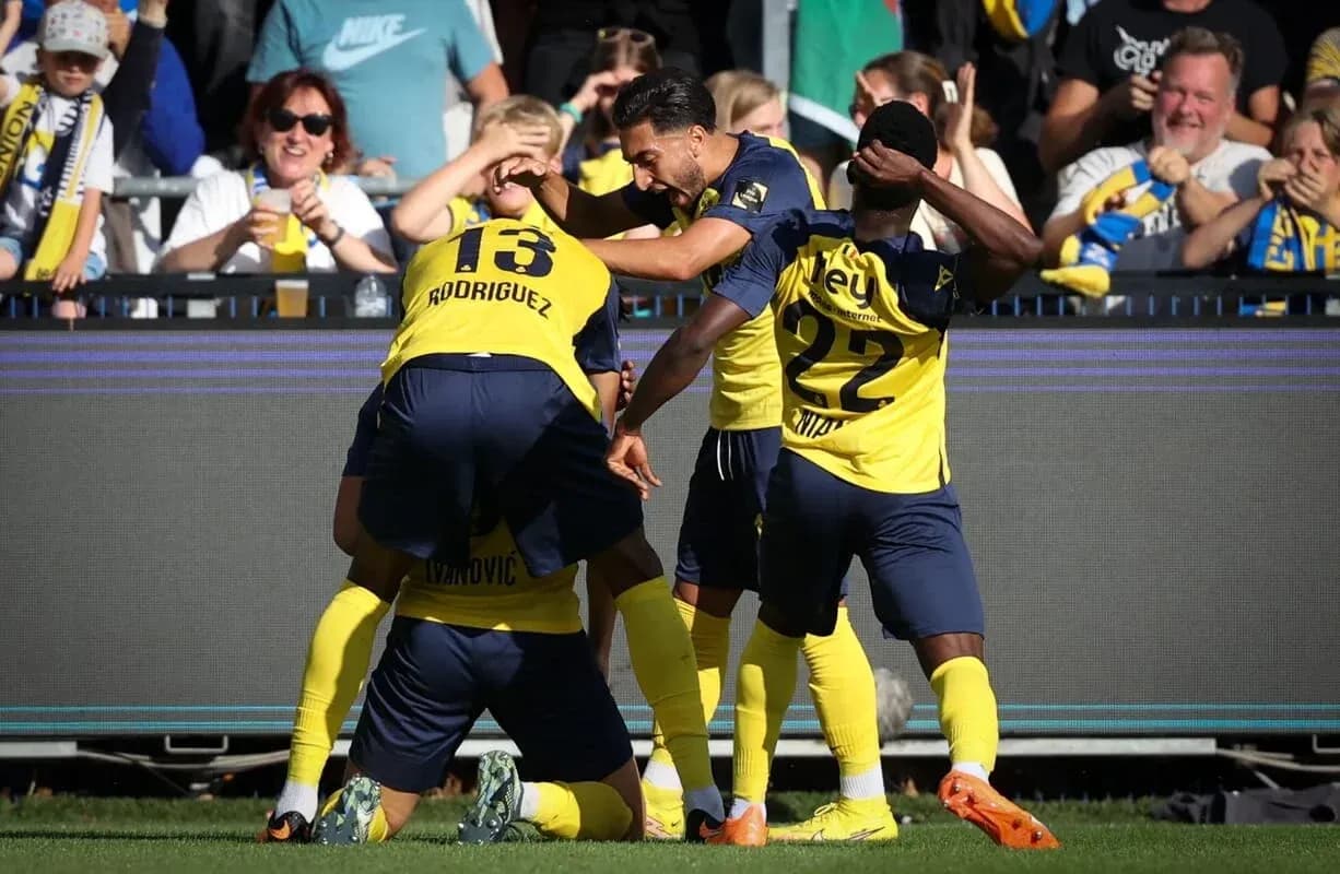 Jugadores celebrando un gol en el estadio Jugadores celebrando un gol en el estadio